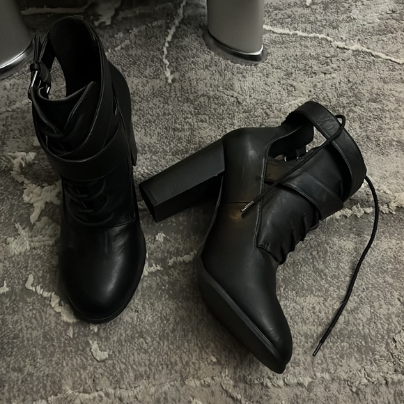 NWOT SPRING ANKLE HEELED BOOTS 🔥🔥🔥🔥 - Picture 3 of 8